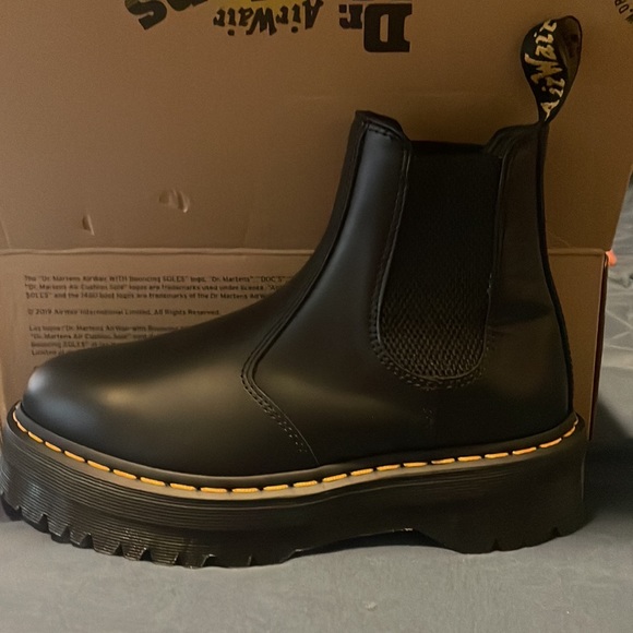 Selling black leather platform Chelsea boots - Picture 4 of 7
